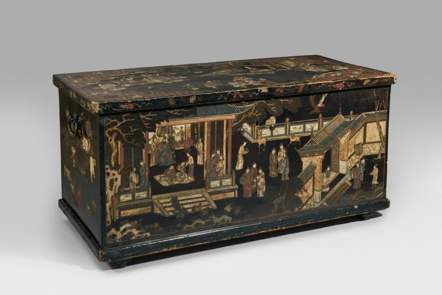 Nr. 410 572 Sehr große und hochbedeutende Koromandel-Truhe China, Kangxi-Periode (1661 – 1722) Holz, Lack und Bronze, H 84,5 cm; B 173,5 cm; T 79 cm Prov.: Aus dem Nachlass der Gründerfamilie der Farbwerke Hoechst Schätzpreis: € 70.000 – 90.000,-