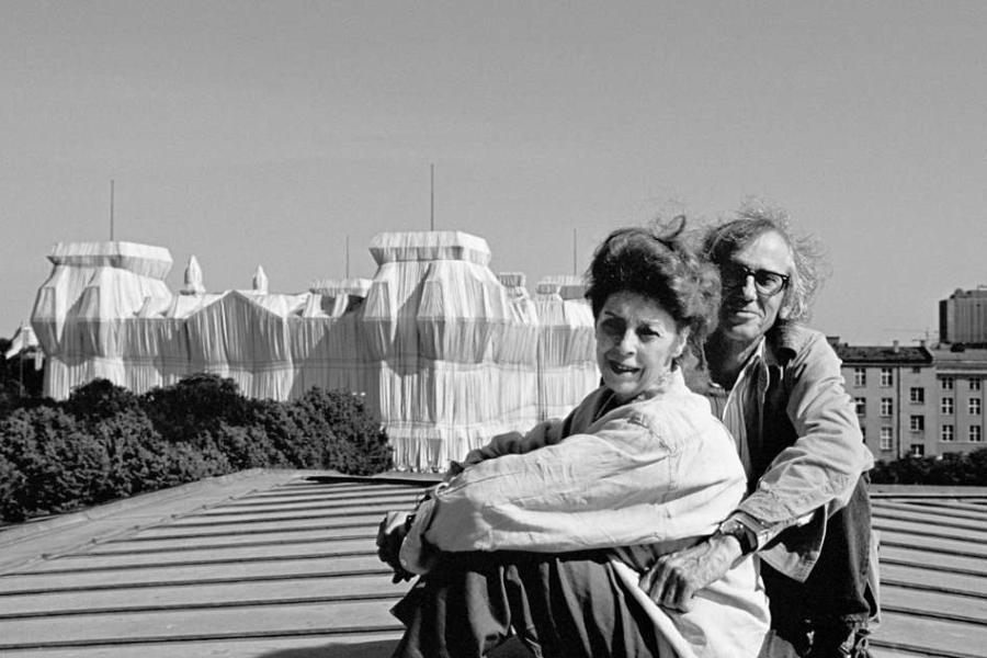 Christo und Jeanne-Claude vor dem Wrapped Reichstag, Berlin 1995 © Christo and Jeanne-Claude Foundation / VG Bild-Kunst, Bonn, 2022 Foto: Wolfgang Volz