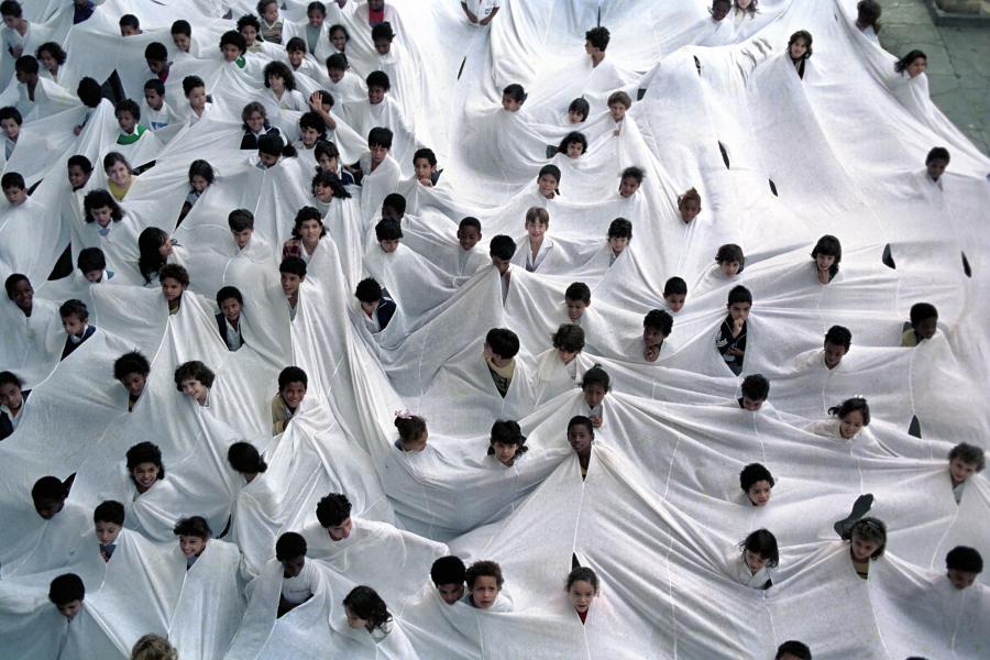 “Divisor” (“Divider”) - 1968. Performance at Museu de Arte Moderna, Rio de Janeiro, 1990 © Projeto  Lygia Pape