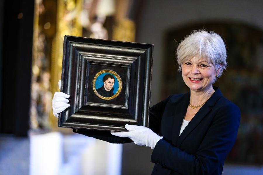 Museumsleiterin Dr. Dagmar Täube mit Cranachs Luther-Porträt, © Ulf-Kersten Neelsen