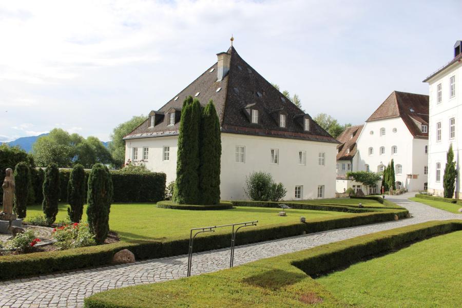 Gästehaus der Abtei Frauenwörth auf der Insel Frauenchiemsee * Foto: Deutsche Stiftung Denkmalschutz/Schabe