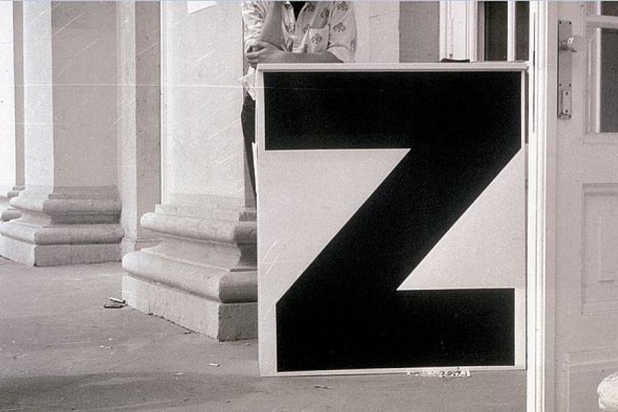 Heimo Zobernig, Ohne Titel (Detail), 1990–92, Diaprojektion, 26 Kleinbilddias, 1 Textblatt (Ausstellungslegende A–Z), Sammlung Generali Foundation – Dauerleihgabe am Museum der Moderne Salzburg, © Sammlung Generali Foundation – Dauerleihgabe am Museum der Moderne Salzburg, Foto: Werner Kaligofsky / Bildrecht, Wien 2021