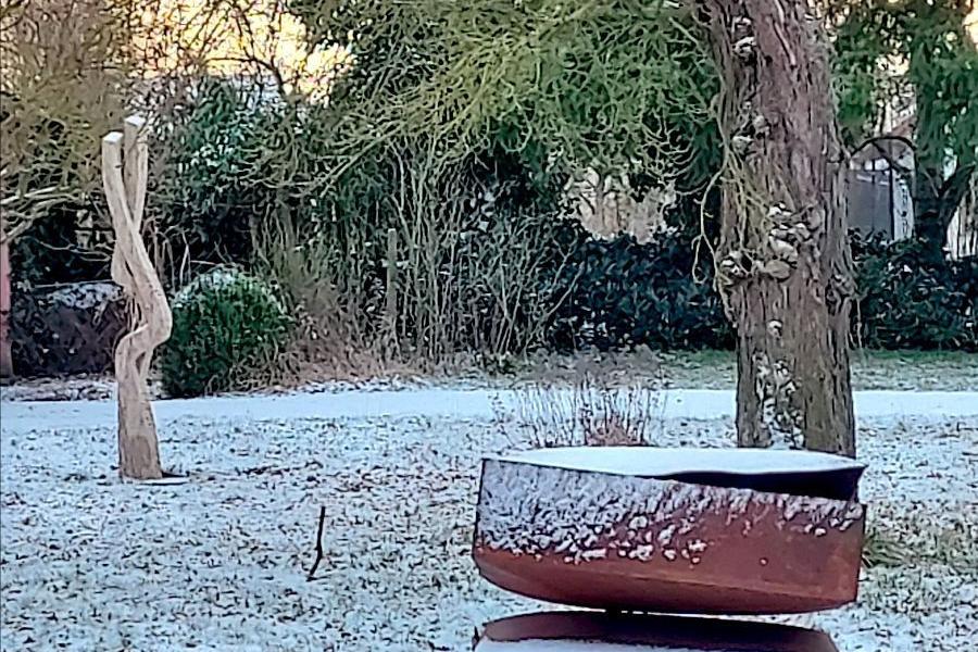 Erleben Sie in unserem Garten wie der Winter Skulpturen in Szene setzt Hier sehen Sie Werke von Frank Teufel » (hinten links), Clemens Hutter » (vorne rechts)