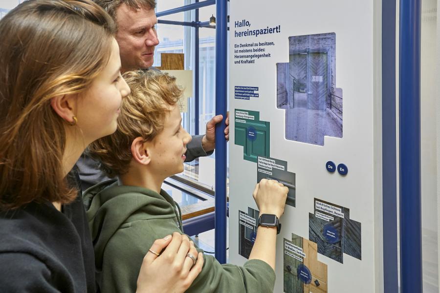 Die Wanderausstellung "Liebe oder Last? - Baustelle Denkmal" der Deutschen Stiftung Denkmalschutz kommt nach Hamburg * Foto: Roland Rossner/Deutsche Stiftung Denkmalschutz