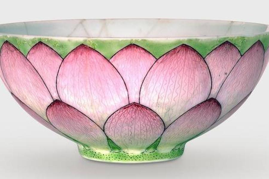 Abb.: Schale mit Dekor einer Lotosblüte, Qing-Dynastie, Yongzheng-Ära (1723–35), Porzellan glasiert, Aufglasurfarben der famille rose, H 5,4 cm, D 11,8 cm, MKG, Foto: Jörg Arend