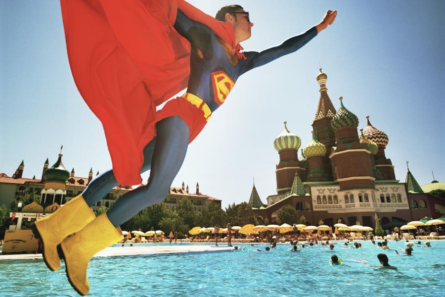 Superman over Red Square, Turkey, 2006 aus der Serie und dem gleichnamigen Buch “Fake Holidays”, Moser Verlag, 2009