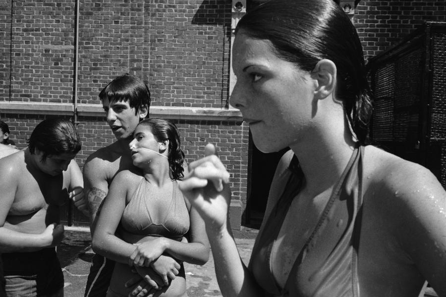 Pebbles mit Enzo und Tina am Carmine Street Pool, Little Italy, New York, 1978  © Susan Meiselas . Magnum Photos