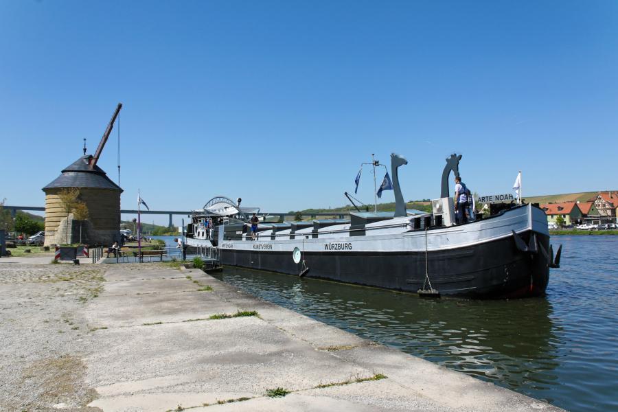 ARTbreit: Das Kunstschiff ARTE NOAH ist dieses Wochenende nicht im Alten Hafen Würzburg, sondern an der Mainlände Marktbreit. Foto Stefan Ernst