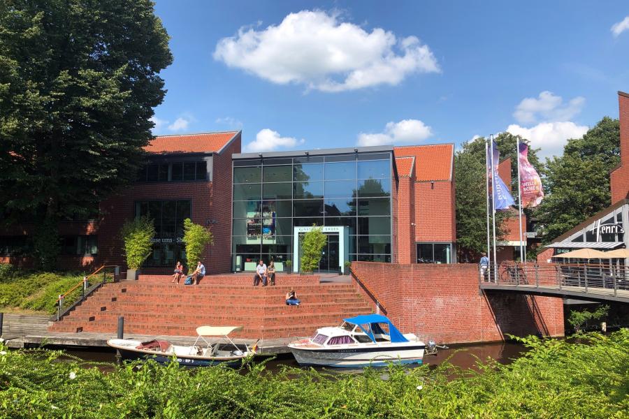 Die Kunsthalle Emden, idyllisch an einer Gracht mitten in der Stadt gelegen. Foto: Kunsthalle Emden