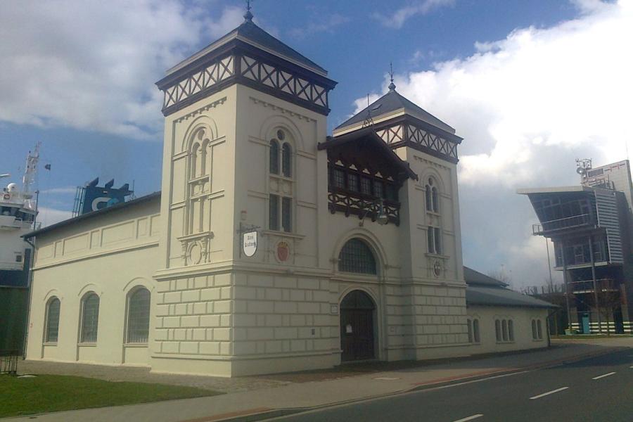 Altes Kraftwerk der Kaiserschleuse in Bremerhaven * Foto: Dr. Antje Wewetzer