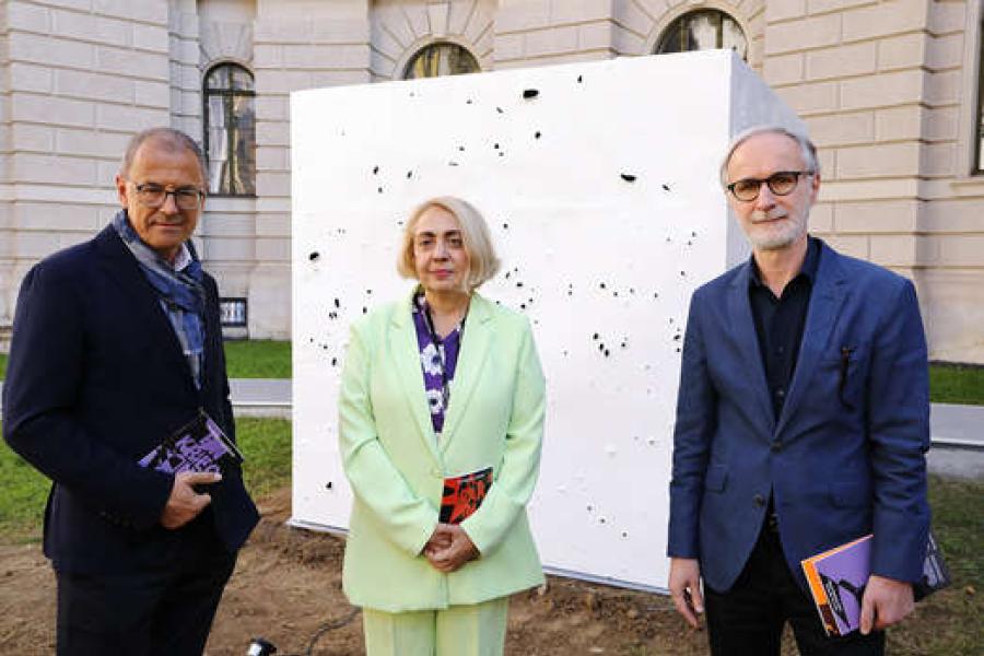 Wolfgang Muchitsch (wissensch. Geschäftsführer Universalmuseum Joanneum), Ekaterina Degot (Intendantin steirischer herbst), Peter Peer (Leiter Neue Galerie Graz) vor einem Teil der Arbeit von Zhanna Kadyrova, "Harmless War" (2022), Foto: UMJ/J.J. Kucek