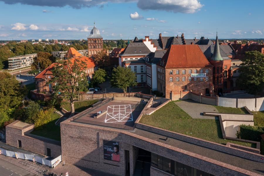 Matt Mullican FIVE WORLD CHART ON BRICK Terrasse Europäisches Hansemuseums, 23.09.–13.11.2022 Foto: Olli Schmitt