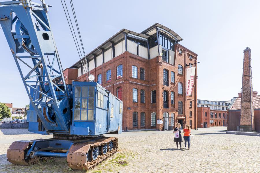 Museum der Arbeit, Neue Fabrik und Menck-Bagger, Foto SHMH, Sinje Hasheider