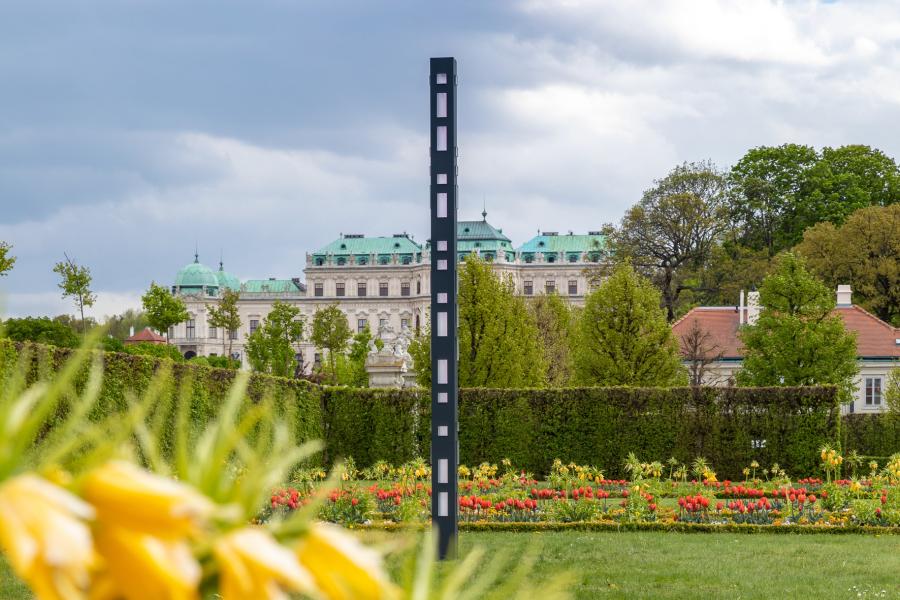 Brigitte Kowanz, "Meaning Code", 2007  LED, Acrylglas, Aluminium Studio Brigitte Kowanz, © Bildrecht, Wien 2023  Foto: Johannes Stoll / Belvedere, Wien