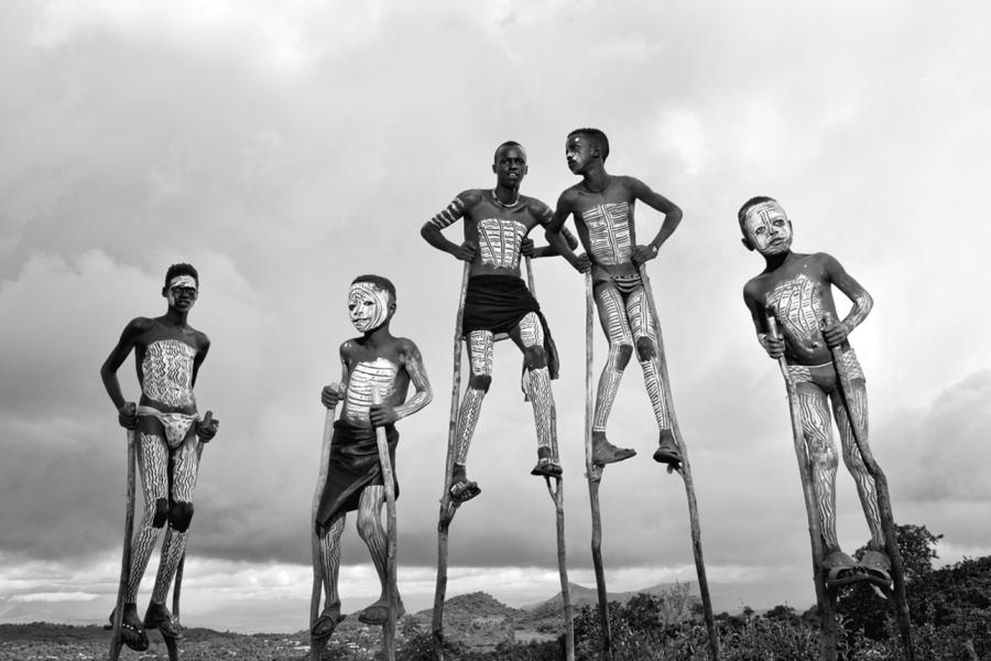 Jean-Baptiste Huynh, FLOWER CHILDREN - Stilts 1, 2021, C-Print satiné - Diasec satiné contrecollé sur dibond, édition de 5, 180 x 215 cm, © 2022 JB HUYNH / Courtesy Galerie Lelong & Co.. Lelong & Co.