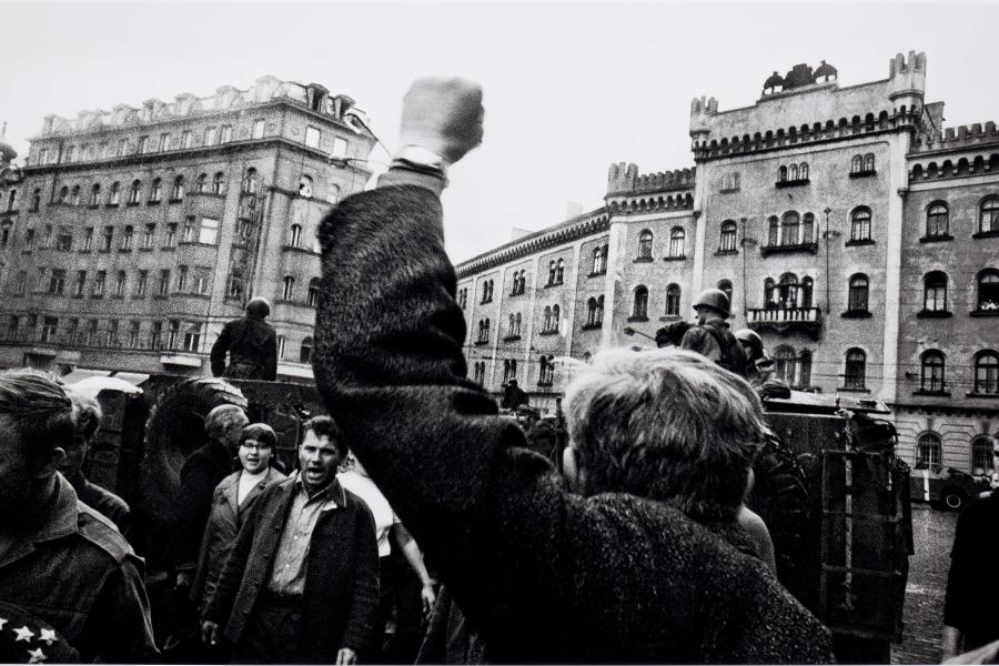 Josef Koudelka Platz der Republik, Invasion 68 / Náměstí Republiky, Invaze 68, 1968 Inkjet Print, 65,5 × 100 cm Kunstgewerbemuseum Prag / Uměleckoprůmyslové museum v Praze Schenkung der Josef Koudelka Foundation © Josef Koudelka / Josef Koudelka Foundation