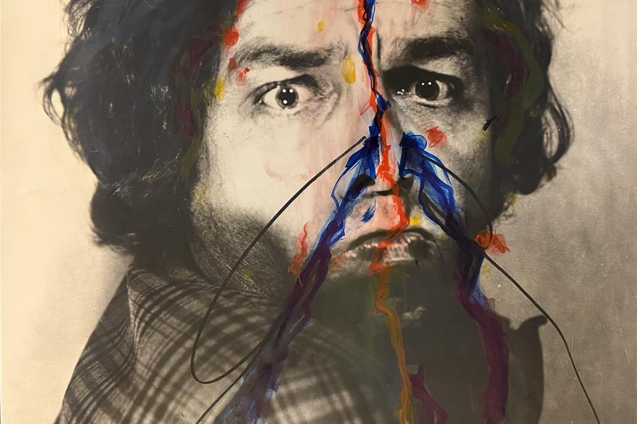 Arnulf Rainer, Face Farce, 1969, 60 x 50 cm, Mischtechnik auf Silber Gelatine Abzug. Die Werkreihe der Face Farces zählt zu den wichtigsten im Schaffen von Arnulf Rainer. Galerie Reinisch zeigt ein herausragendes, besonders frühes Exemplar mit ganz typisch markanter Mimik und ungwöhnlich bunter expressiver Übermalung