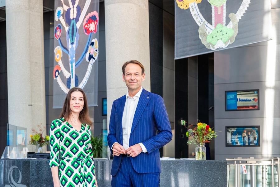 Die Künstlerin Eva Petrič und Andreas Brandstetter, CEO UNIQA Insurance Group AG, bei der Eröffnung der Ausstellung „Celebrating Life” im UNIQA Tower. © UNIQA/ Nessweda