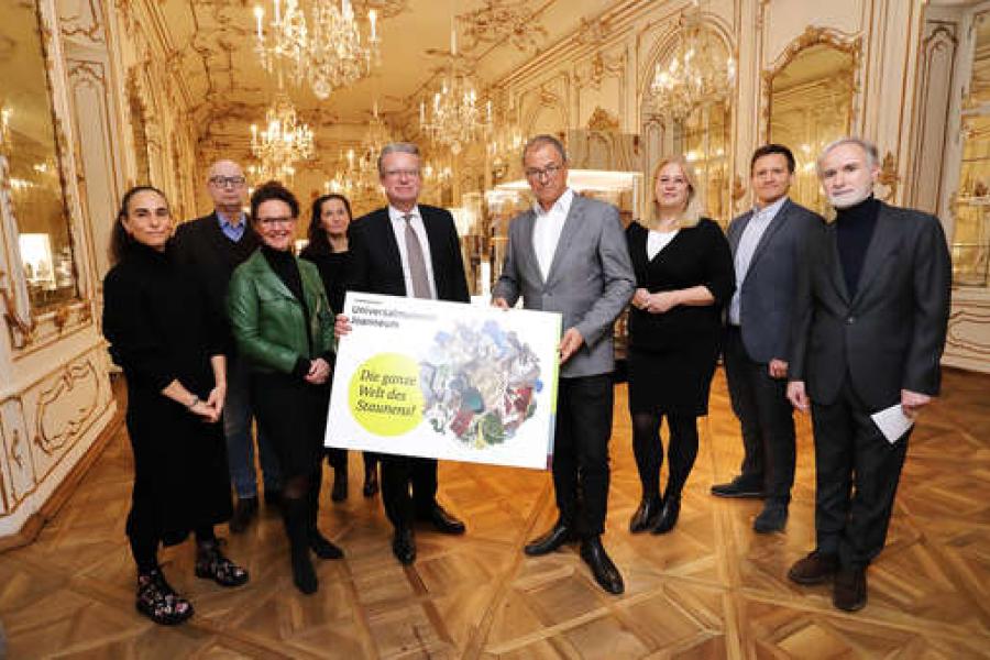 Das Jahresprogramm 2023 des Universalmuseums Joanneum wurde präsentiert von Nikola Köhler-Kroath (Leiterin CoSA – Center of Science Acitivities), Michael Lehofer (Aufsichtsratsvorsitzender), Alexia Getzinger (kaufm. Direktorin), Bettina Habsburg-Lothringen (Leiterin Museum für Geschichte), Landeshauptmann Christopher Drexler, Wolfgang Muchitsch (wissenschaftlicher Direktor), Claudia Unger (Leiterin Volkskundemuseum und Freilichtmuseum Stübing), Marko Mele (design. Direktor), Peter Peer (Leiter N