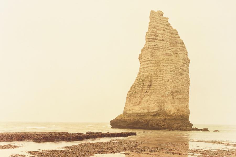 Elger Esser  Cap-Antifer - Etretat, la Roche d'Aval, Frankreich, 2000, chromogener Abzug, 105,5 x 153 cm © VG Bild-Kunst, Bonn 2022  Cap-Antifer - Etretat, la Roche d'Aval, Frankreich, 2000, Chromogenic print, 105,5 x 153 cm © VG Bild-Kunst, Bonn 2022