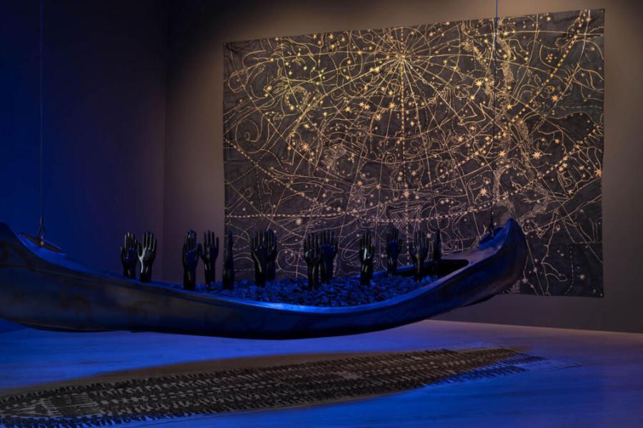 Betye Saar, Gliding into Midnight, 2019. Mixed media, 55.9 × 91.4 × 350.5 cm, Tia Collection, Santa Fe, New Mexico. Foto: Zachary Balber. Courtesy Institute of Contemporary Art, Miami