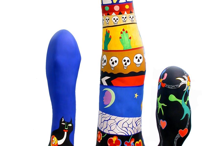 Niki de Saint Phalle, Trilogie des obélisques, 1987 Laminiertes Polyester und Polyurethanlack auf Holz und Sand, 167 x 145 x 135 cm Gift of the artist. Collection MAMAC, Nice Foto: Muriel Anssens - Ville de Nice, © 2022 Niki Charitable Art Foundation, All rights reserved / ProLitteris, Zurich