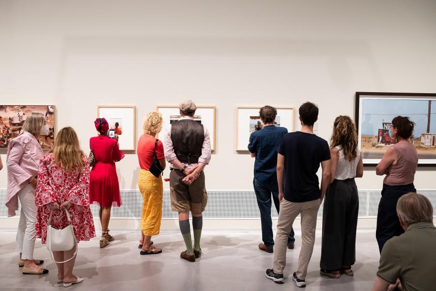 Besucher*innen in der Ausstellung „Sibylle Bergemann“, Berlinische Galerie, Foto: © Harry Schnitger