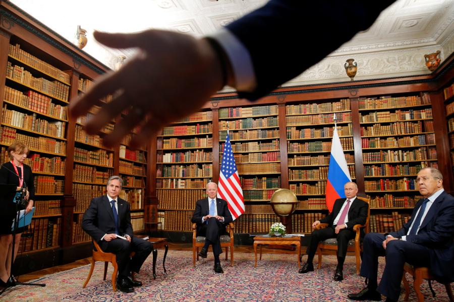 Meeting Biden Putin Reuters and pool for agencies Denis BalibouseGewinner*in Swiss Press Photo Kategorie Aktualität 2022