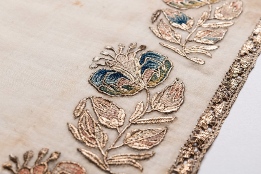 Serviette mit geöffneten Blüten (Detail), 2. Hälfte 18. Jh., Leinen, Seide, Metall-Lahn, 84,5 x 51 cm, Inv.-Nr. 14-47-5 © Museum Fünf Kontinente, Foto: Nicolai Kästner