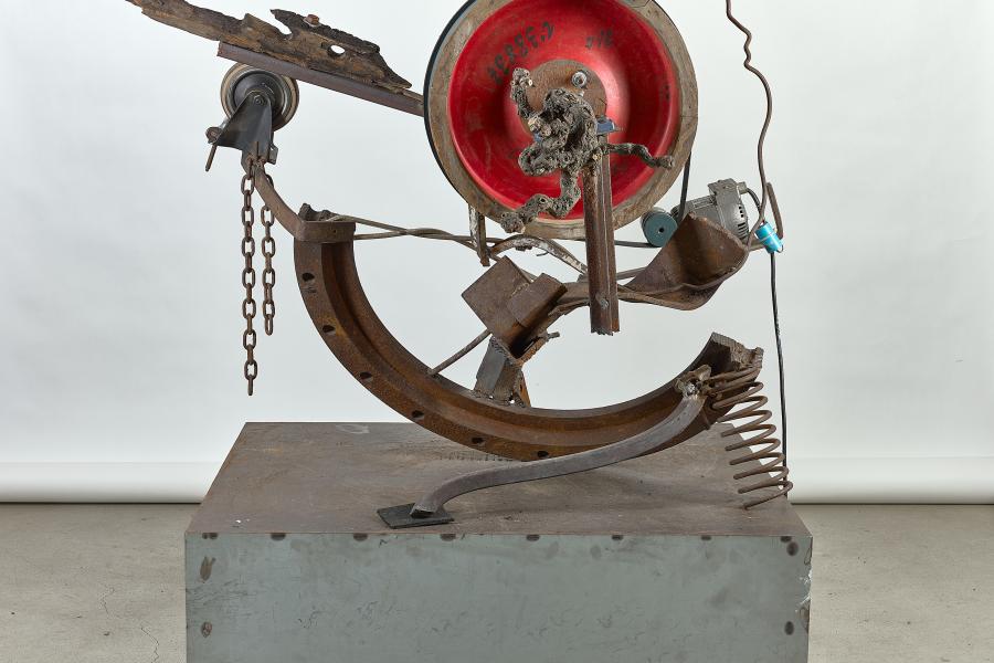 Jean Tinguely, Schaukel-Skulptur, 1989 Metallteile, verschweißt, Holzteile und Motor auf Sockel, 104 x 105 x 132 cm Sammlung Osmers © VG Bild-Kunst, Bonn 2022, Foto: Marcus Meyer Photography