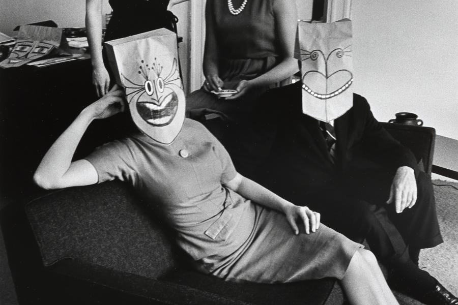 Inge Morath, ohne Titel, aus der Serie „Masken“ mit Saul Steinberg, 1962, Silbergelatineabzug auf Barytpapier, Sammlung Museum der Moderne Salzburg, © Inge Morath / Magnum Photos