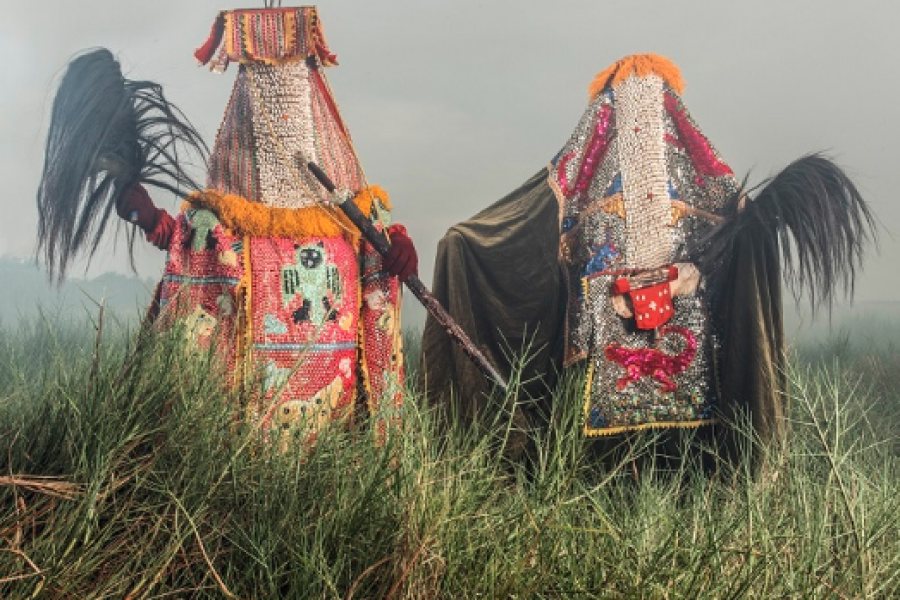 Stéphan Gladieu, 2018, Egungun-Masken Tanman (links) und Bouloukou (rechts), Umgebung von Cotonou (Rep. Bénin), Fotografie – Fine Art Print