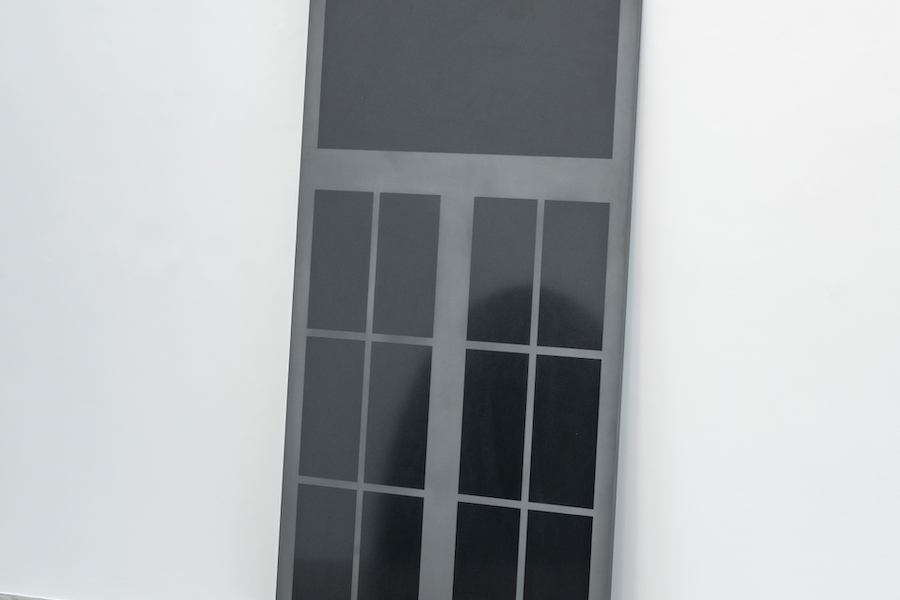 Iran do Espírito Santo, Janela reflexiva 5 / Reflexive Window 5, 2020, Granito [Granite], 215 x 119,2 x 2 cm [84,64 x 46,92 x 0,78 in], Ph: Eduardo Ortega. Courtesy of the artist and Fortes D’Aloia & Gabriel, São Paulo/Rio de Janeiro, Brazil.