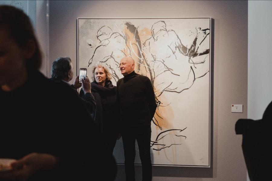 Chefredakteurin Silvie Aigner und Künstler Hannes Mlenek im Polestar Space Vienna © Polestar Vienna