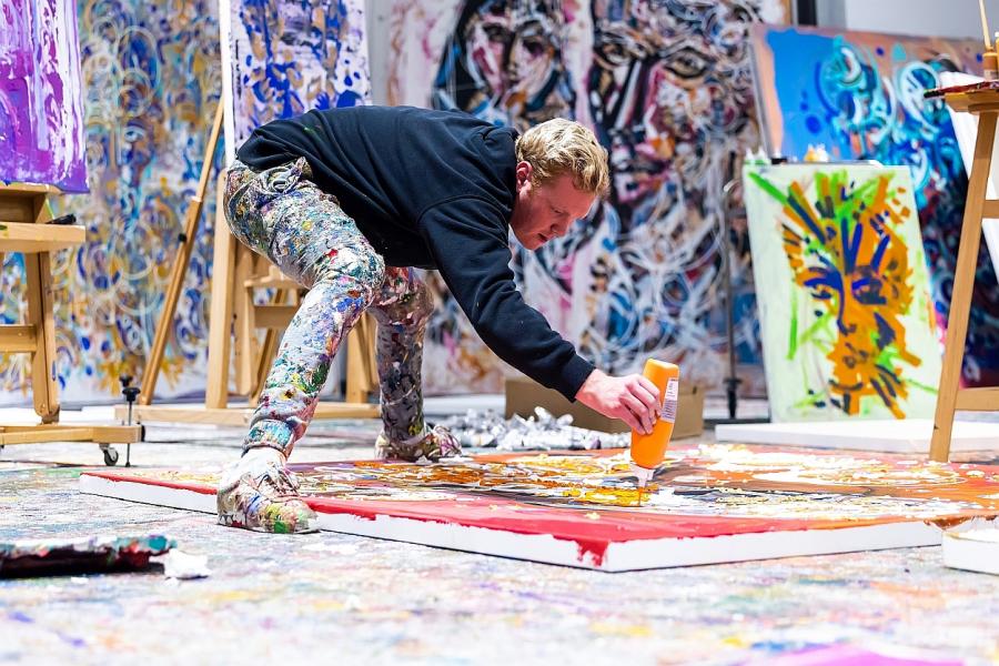 Leon Löwentraut in seinem Atelier, Foto: Sebastian Drüen, Rechte by Leon Löwentraut