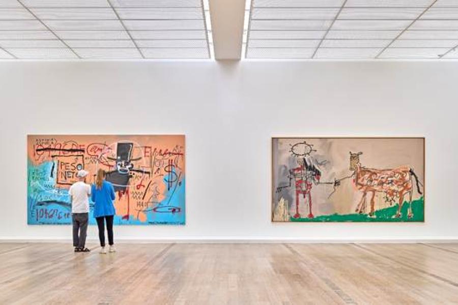 Installationsansicht «Basquiat. The Modena Paintings» in der Fondation Beyeler, Riehen/Basel, 2023; The Guilt of Gold Teeth, 1982, Nahmad Collection, The Field Next to the Other Road, 1982, Privatsammlung; © Estate of Jean-Michel Basquiat. Licensed by Artestar, New York; Foto: Mark Niedermann