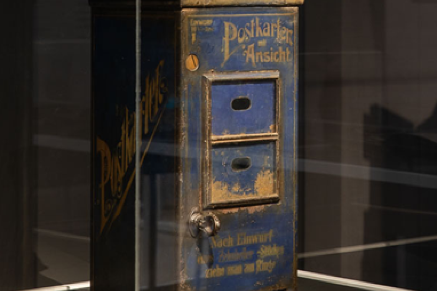 Verkaufsautomat für „Postkarten mit Ansicht“, um 1905, Hersteller: unbekannt (Österreich), Leihgabe Technisches Museum Wien, Foto; Leonhard Hilzensauer, Wien Museum