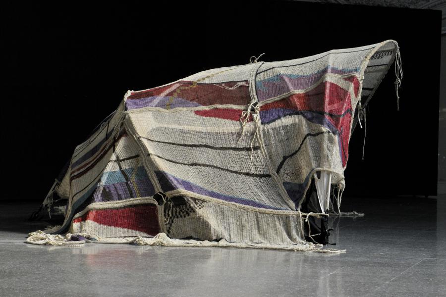 Olaf Holzapfel, Temporäres Haus, 2009–2010 Chaguar, Naturfarben, Gestell-Baumwolle, Aluminium 180 x 450 x 300 cm gewebt von Teresa, Mirta, Dionisia, Noelia und Luisa Gutiérrez der indigenen Gemeinschaft der Wichí (Argentinien) Foto: Studio Olaf Holzapfel Image courtesy der Künstler