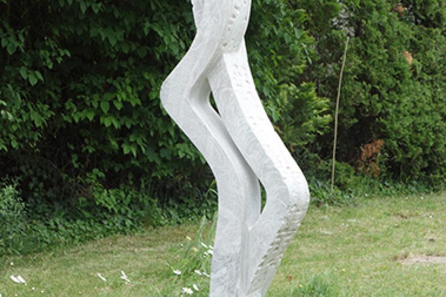 Frank Teufel (*1966): Ohne Titel (2019)  Skulptur aus Schlesischem Marmor  Monogrammiert. Montiert auf Steinso