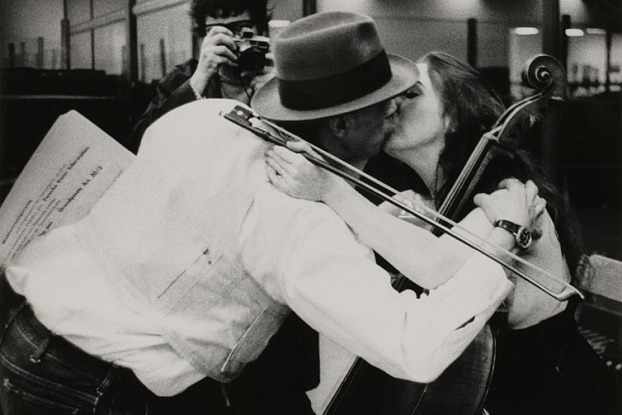 Rago T. Ebeling, Joseph Beuys mit Charlotte Moorman in der Video-Objekt-Komposition von Nam June Paik „TV-Bra for Living Sculpture“, 1969