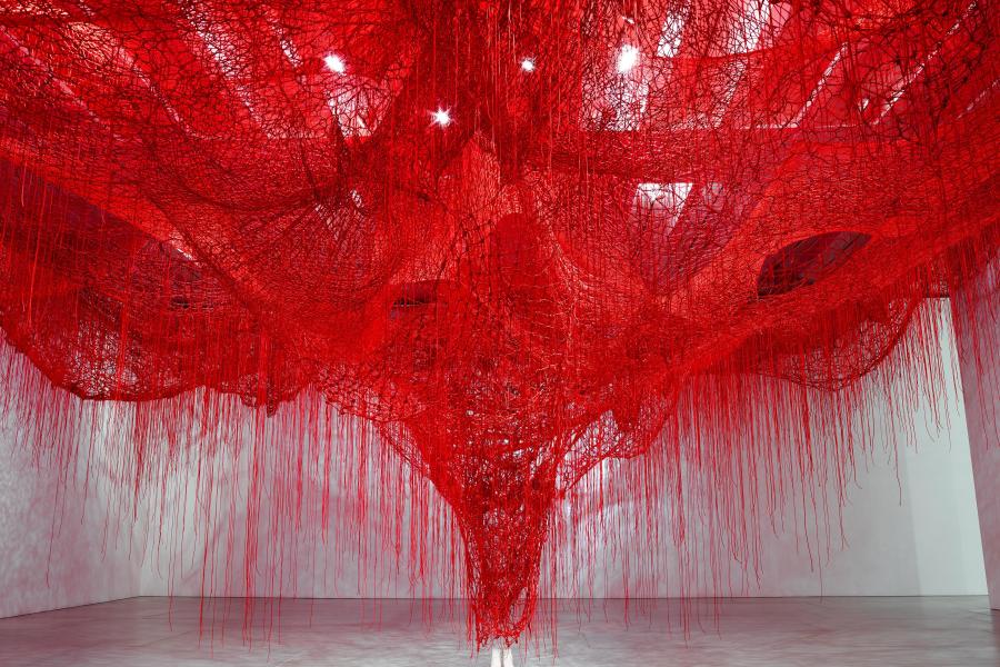 Chiharu Shiota, Me Somewhere Else, 2018 Courtesy die Künstlerin Foto: Peter Mallet © 2022, ProLitteris, Zürich