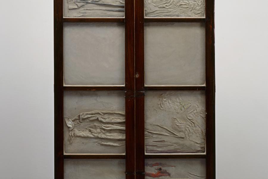 Doris Salcedo, Untitled, 1998  Holzschrank mit Glas, Beton, Stahl und Kleidung; 183,5 × 99,38 × 30,8cm Installationsansicht Pérez Art Museum, Miami, Florida, 2016 San Francisco Museum of Modern Art, Gift of Lisa and John Miller © Doris Salcedo