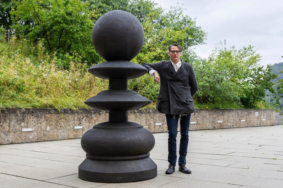 Gregor Hildebrandt mit seiner Arbeit Klöppel © Museum der Moderne Salzburg, Foto: wildbild/Herbert Rohrer