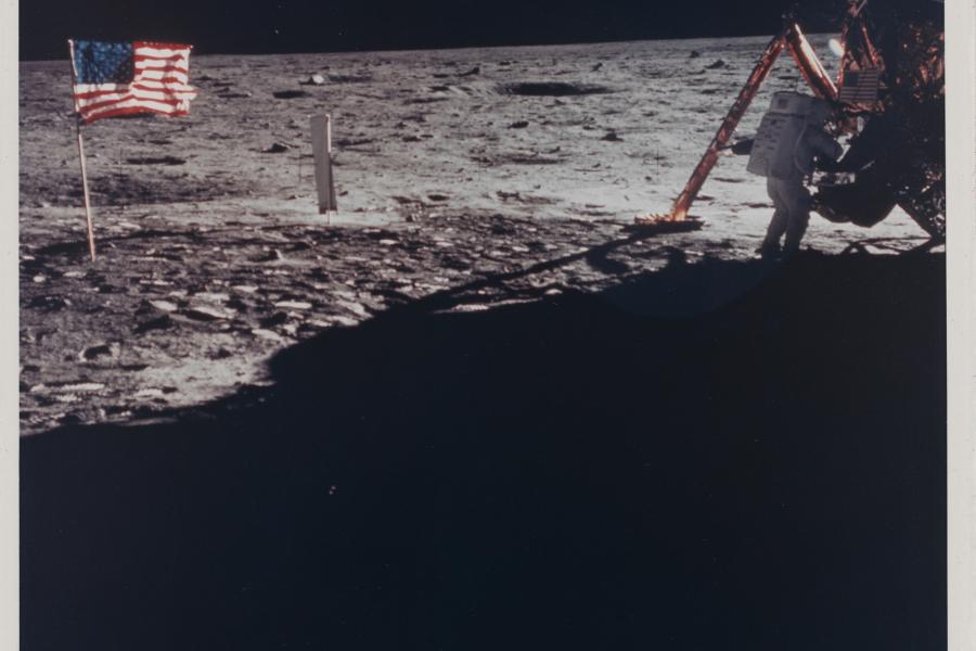 Lot Nr. 115, Buzz Aldrin (Apollo 11, 16. - 24. Juli 1969): Das einzige Foto von Neil Armstrong auf dem Mond, 20,3 x 25,4 cm, Schätzwert € 15.000 - 25.000, Startpreis € 12.000