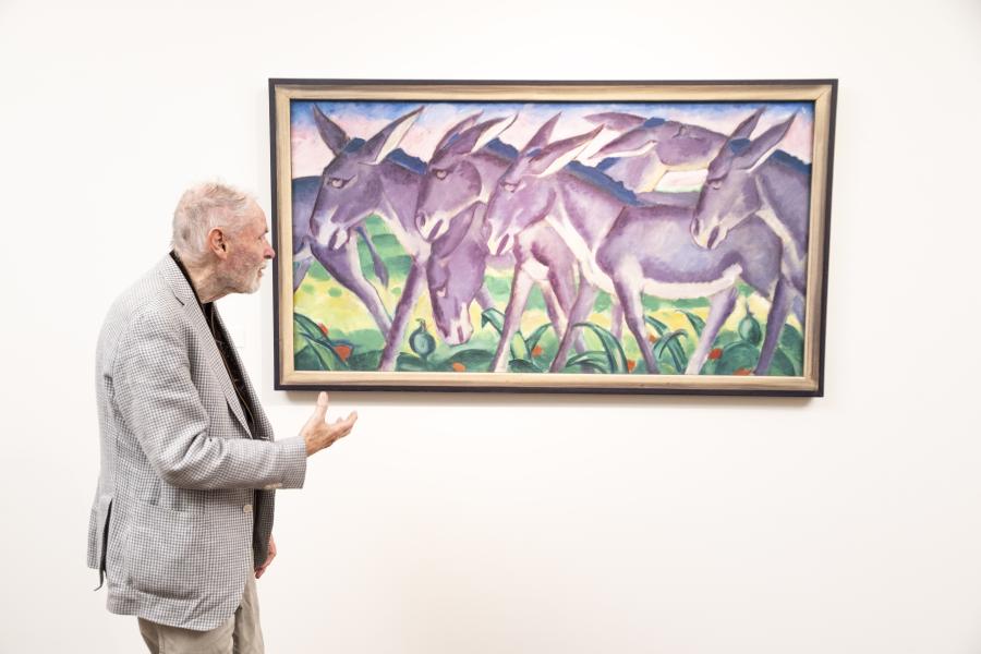 Karl-Heinz Selbach vor dem Eselfries von Franz Marc im Franz Marc Museum, Kochel am See, Juli 2023, Foto: Lars Oberländer