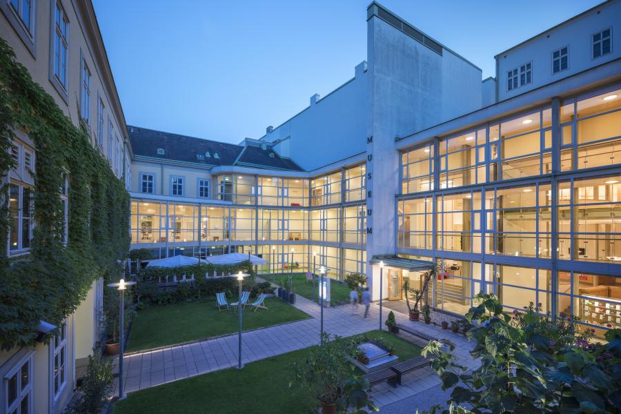 Möbelmuseum Wien, Fassade bei Nacht (c) Schloß Schönbrunn Kultur- und Betriebsges.m.b.H., Severin Wurnig