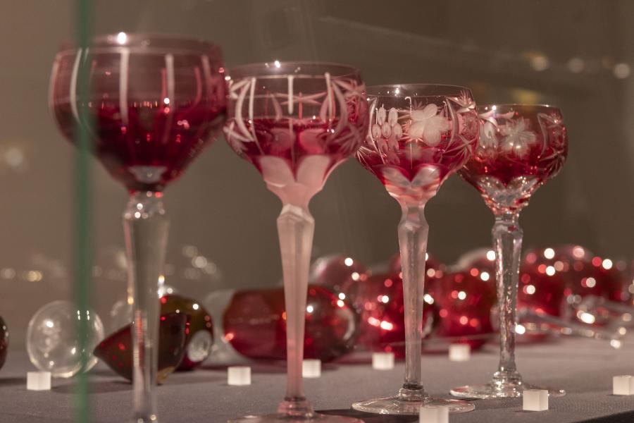 Vitrine mit Schritten zur Herstellung eines Kelchglases mit rotem Überfangglas und Schliffdekor, Zwiesel (?), 2. Hälfte 20. JahrhundertFoto: GNM, Felix Röser