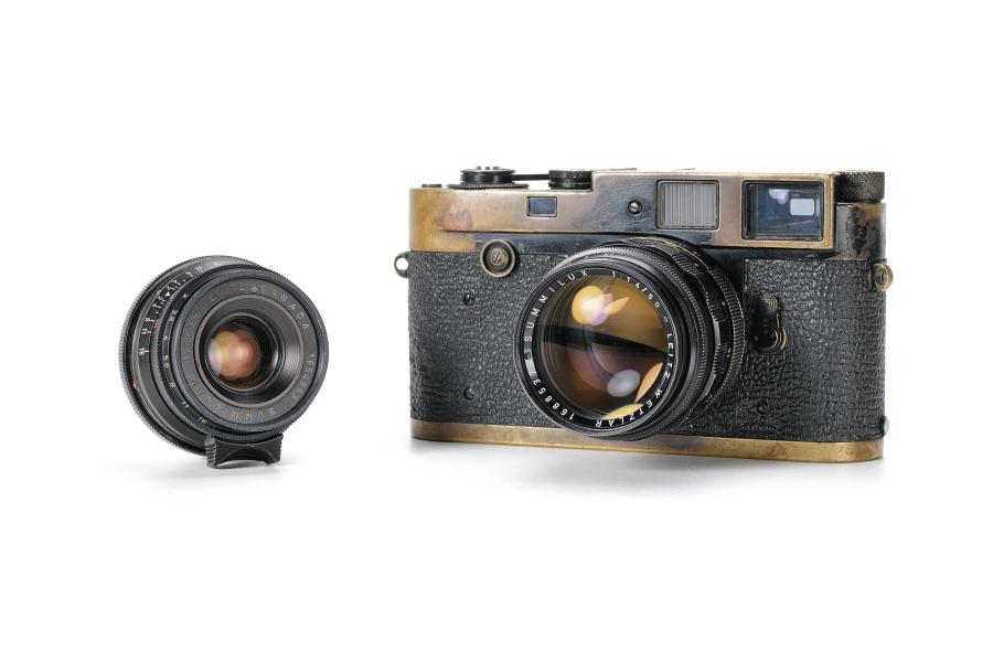 Leica M2 with two matching black painted lenses from 1958, for example, was also sold for EUR 162,500.