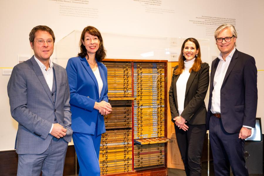 Alexander Klar, Annabelle Görgen-Lammers,  Dorit und Alexander Otto (v.l.n.r.) mit einem historischen Münzschrank © Hamburger Kunsthalle  Foto: Romanus Fuhrmann