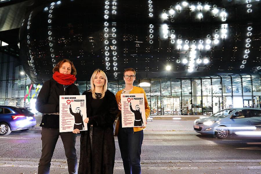 „Femizide. Die Frauen hinter den Zahlen“. Ein Projekt für die BIX-Medienfassade, 2023, v.l. Petra Leschanz (Frauenservice Graz), Melina Seifert (eine der Künstlerinnen), Michaela Humpel (Kunsthaus Graz), Foto: Kunsthaus Graz/J.J. Kucek